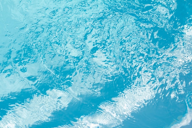 Ondas de agua en una piscina azul