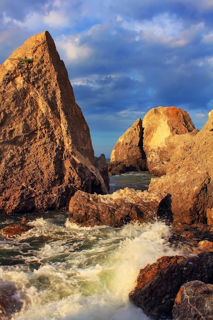 Ondas batem contra rochas no mar