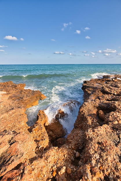 Ondas batendo contra as pedras da costa