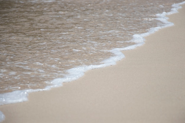 Foto ondas brancas na praia limpa muito bonita nas férias de verão