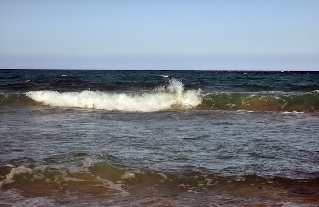 Foto ondas brancas no mar azul