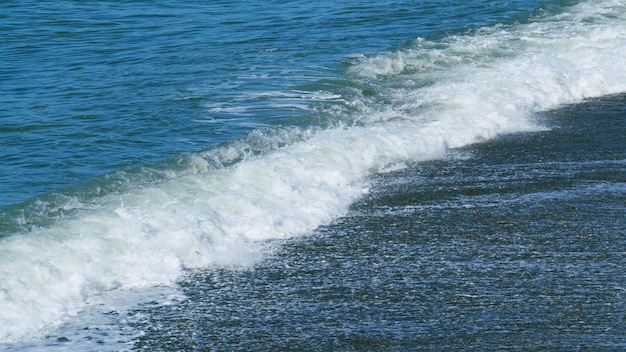 Ondas calmas na praia Ondas na praia adequadas para câmera lenta de fundo