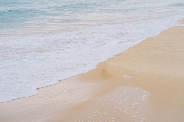 Foto ondas chegando ao fundo da praia