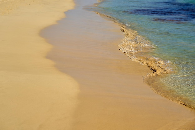 Ondas com espuma na costa atlântica em Cabo Verde