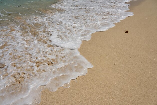 Foto ondas com espuma na costa caribenha no méxico