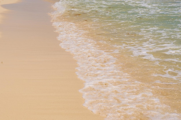 Ondas com espuma na costa do Caribe no México