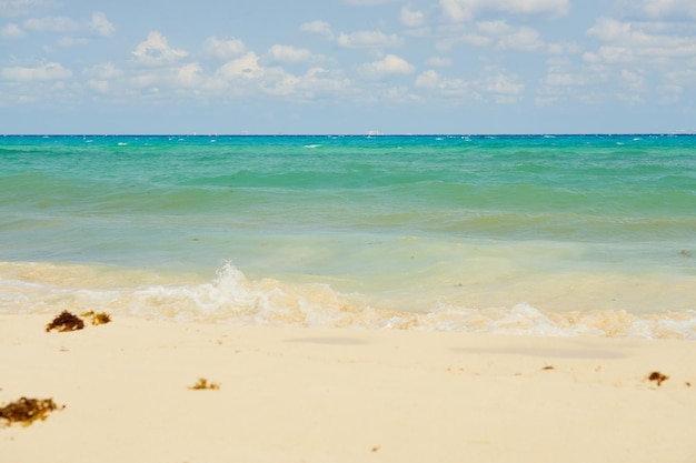 Ondas com espuma na costa do Caribe no México