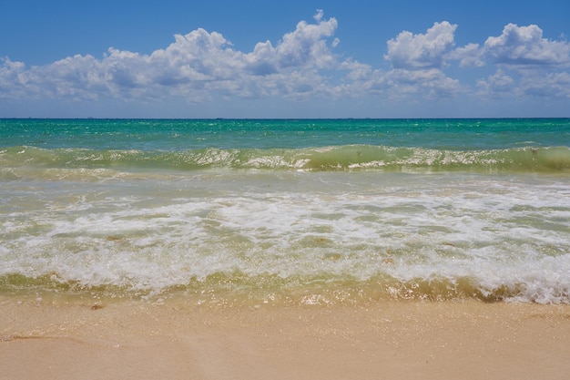 Ondas com espuma na costa do Caribe no México