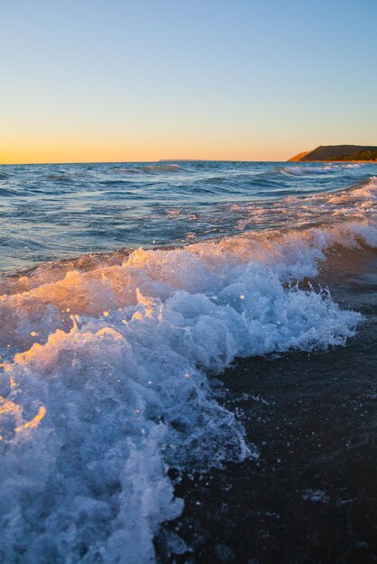 Ondas da Hora de Ouro na Praia do Lago Michigan