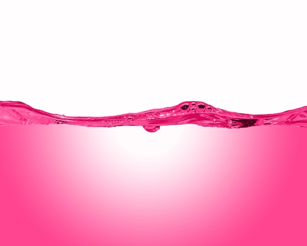 Foto ondas de água e bolhas de ar. fundo gradiente branco e rosa ou fúcsia. fundo branco