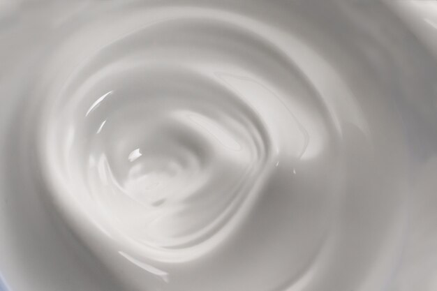 Ondas de leite espirrando fundo branco isolado