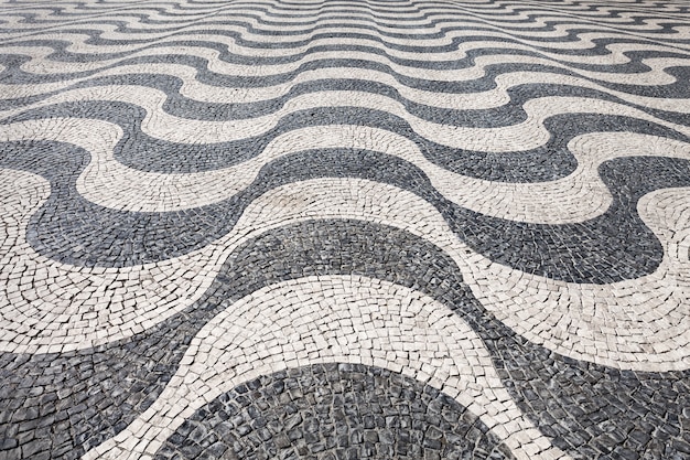 Foto ondas de pavimento em mosaico tradicional portuguesa, praça do rossio, lisboa