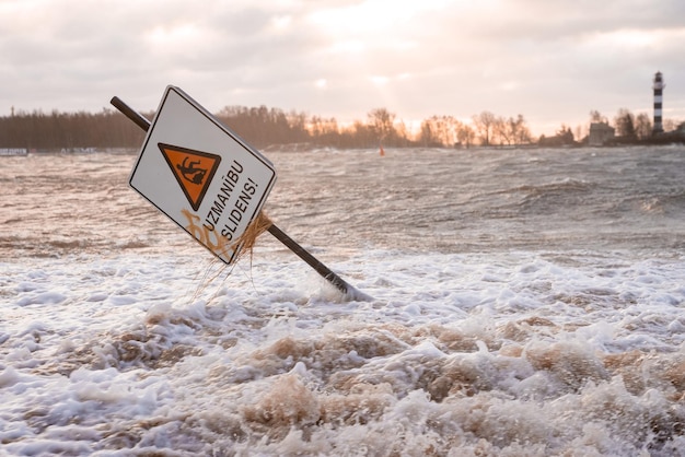 Ondas de tempestade de trovão batendo na praia