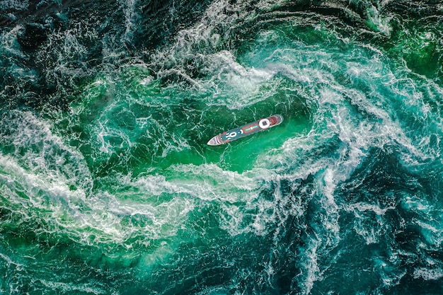 Ondas de tempestade do mar ao redor do navio.