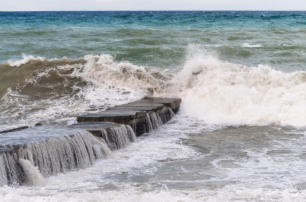 Ondas de tempestade rolam no quebra-mar