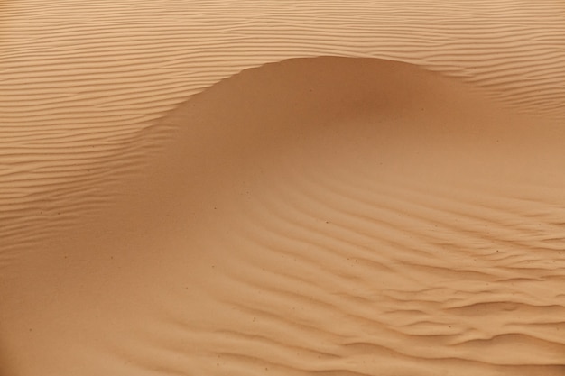 Ondas de textura de areia. Dunas do deserto. Belas estruturas de barkhans arenosos.