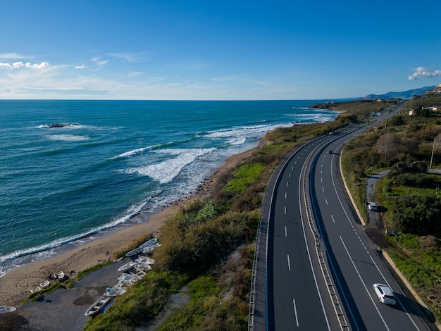 Foto ondas do mar a bater nas pedras