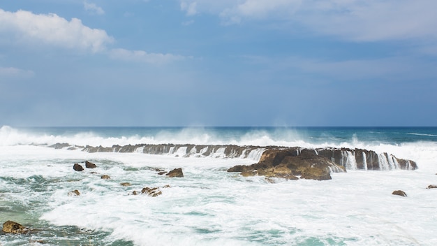 Ondas do mar atingem a rocha