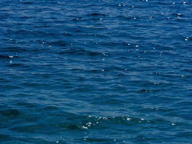 ondas do mar azul em um dia ensolarado