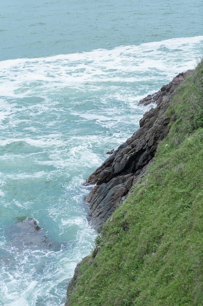 Ondas do mar batendo contra as rochas