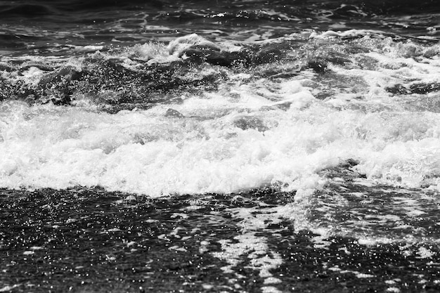 Ondas do mar com fotografia de praia em preto e branco de espuma