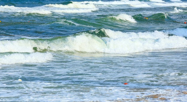 Ondas do mar com gorros de espuma.