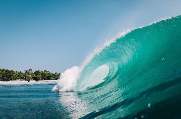 Ondas do mar contra um céu limpo
