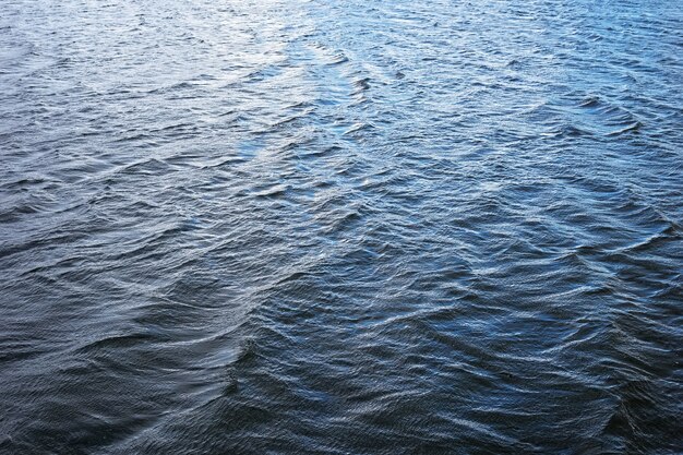 Ondas do mar durante o clima frio e ventoso de tempestade. Ondas no rio ou lago. Fundo das ondas do mar.