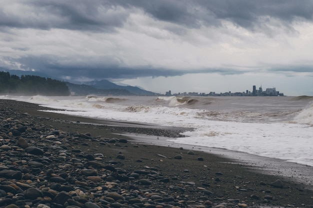 Ondas do mar em tempo nublado