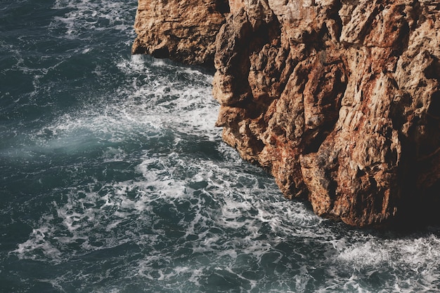 Ondas do mar lindas e rochosas