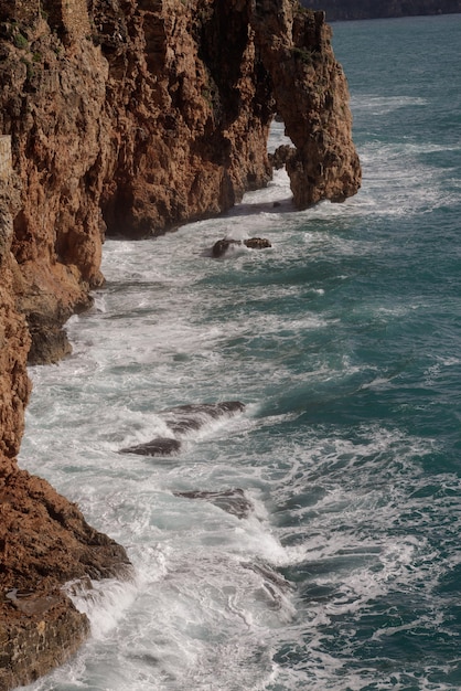 Ondas do mar lindas e rochosas