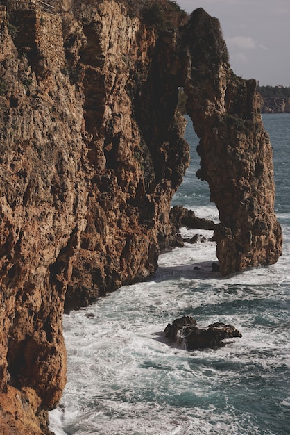 Foto ondas do mar lindas e rochosas