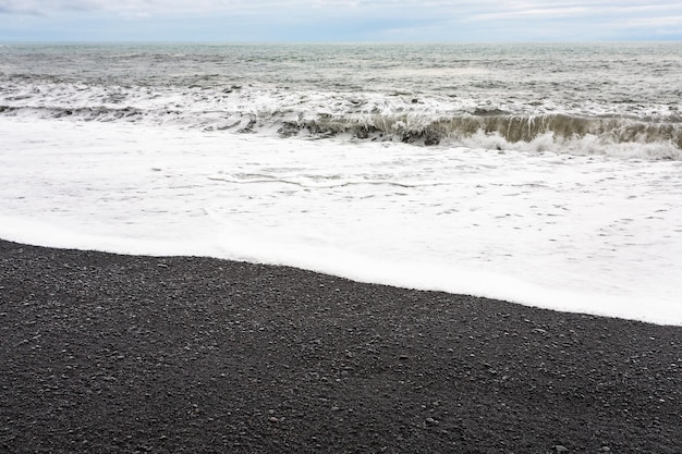 Ondas do mar na praia de Reynisfjara na Islândia