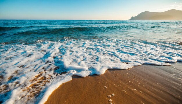 Ondas do mar na praia Água do oceano azul profundo Paisagem natural ensolarada