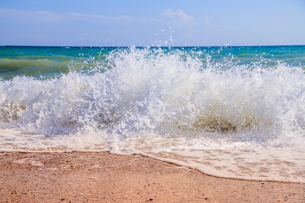 Ondas do mar. Ondas altas em tempo limpo.