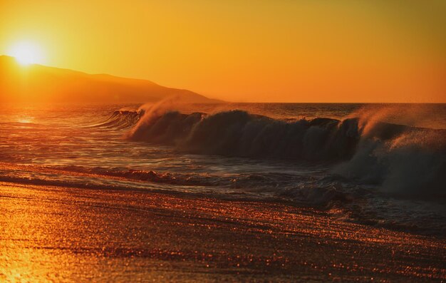 Ondas do mar ou do mar Pôr do sol na praia Paisagens marítimas da paisagem do oceano