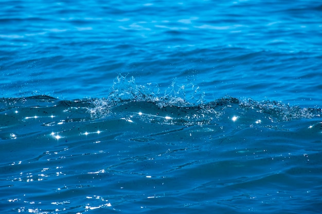 Ondas do mar quebrando na praia Ondas do mar quebrando na praia