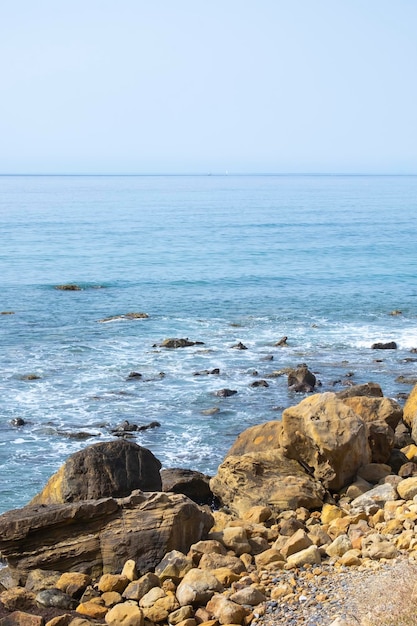 Ondas do mar quebrando nas rochas da praia Ondas do mar quebrando na costa do Mediterrâneo