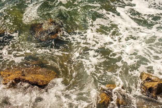 Ondas do mar quebrando nas rochas e batendo na costa