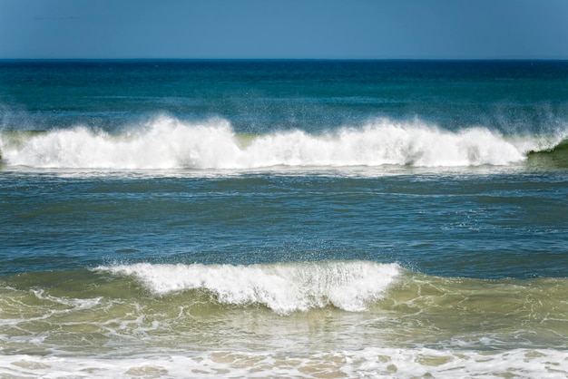 Foto ondas do oceano atlântico na costa