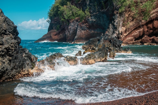 Ondas do oceano batendo na costa da ilha rochosa espirrando ondas e pedras do oceano