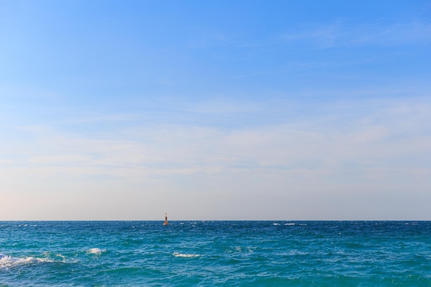 Ondas do oceano, mares claros e céu bóias no mar