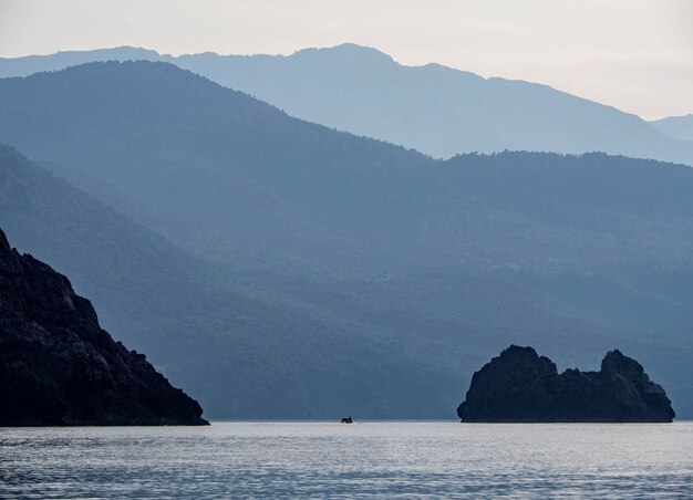 Ondas e belo pôr do sol na ilha grega Evia Euboea no mar Egeu