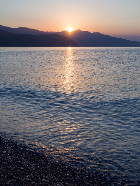 Ondas e belo pôr do sol na ilha grega Evia Euboea no mar Egeu