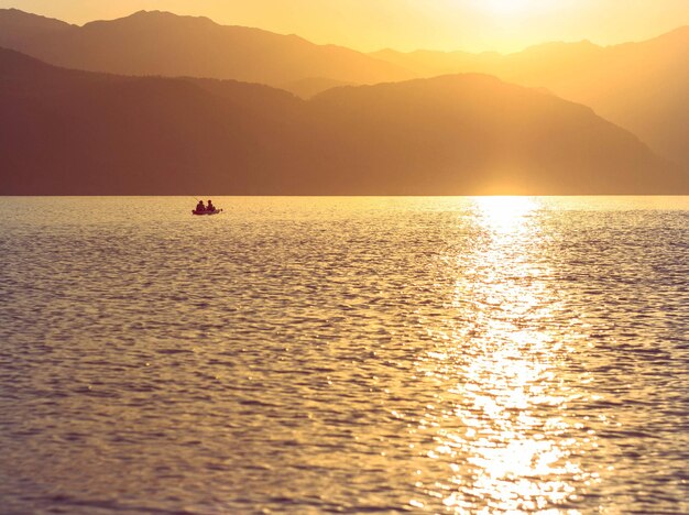 Ondas e belo pôr do sol na ilha grega Evia Euboea no mar Egeu