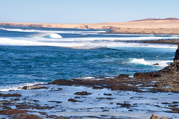 Ondas e falésias no farol de Punta Jandia na bela ilha de Fuerteventura