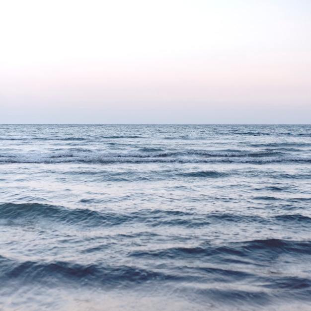 Ondas em um mar azul