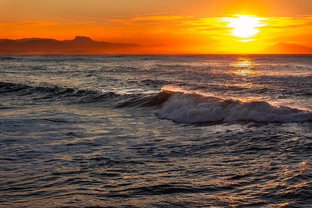 Ondas enormes na cidade de Biarritz, na costa do País Basco.