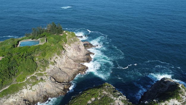 Foto ondas esmagando o rockstung lung chau