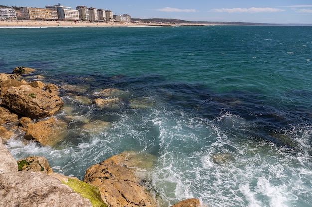 Foto ondas espirrando nas rochas